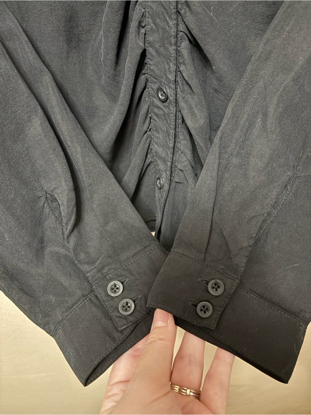 Cloth & Stone Long-Sleeve Shirred Buttondown Shirt Black Size Medium - Picture 6 of 9